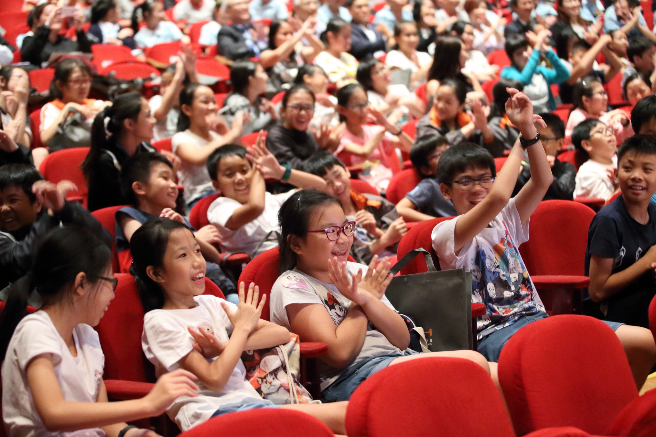 同學反應熱烈，投入地跟演員一起做無煙動作。